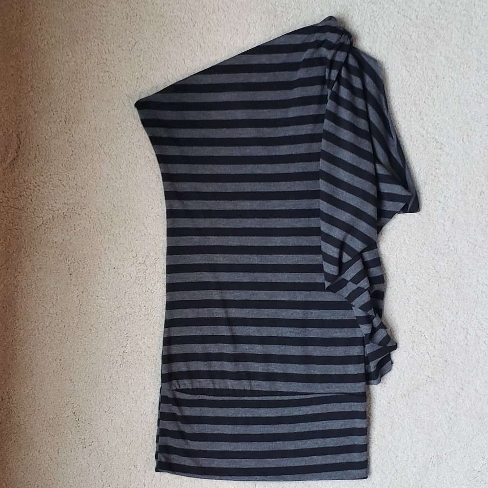 Asymmetrical, one shoulder shirt. Slutter arm. S